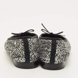 Pre Owned حذاء باليرينا شانيل شانيل قماش وتويد أسود/رمادي برباط مقاس 38