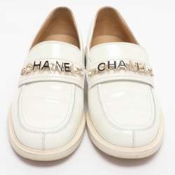 مملوكة مسبقًا Chanel Logo Embellished Size 39 White Patent Leather Loafers