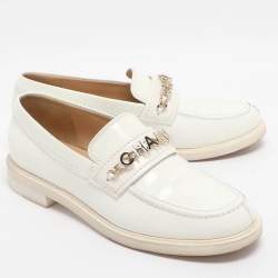 مملوكة مسبقًا Chanel Logo Embellished Size 39 White Patent Leather Loafers