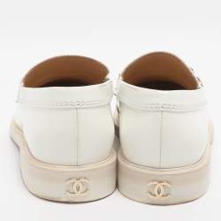 مملوكة مسبقًا Chanel Logo Embellished Size 39 White Patent Leather Loafers