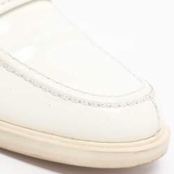 مملوكة مسبقًا Chanel Logo Embellished Size 39 White Patent Leather Loafers