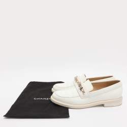 مملوكة مسبقًا Chanel Logo Embellished Size 39 White Patent Leather Loafers