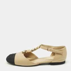 Pre Owned حذاء باليرينا فلات شان�يل جلد أبيض/أسود شعار ماركة سي سي مقدمة سوداء بفيونكة مقاس 38.5