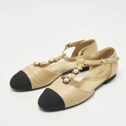 Pre Owned حذاء باليرينا فلات شانيل جلد أبيض/أسود شعار ماركة سي سي مقدمة سوداء بفيونكة مقاس 38.5