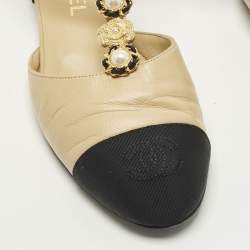 Pre Owned حذاء باليرينا فلات شانيل جلد أبيض/أسود شعار ماركة سي سي مقدمة سوداء بفيونكة مقاس 38.5