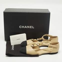 Pre Owned حذاء باليرينا فلات شانيل ج�لد أبيض/أسود شعار ماركة سي سي مقدمة سوداء بفيونكة مقاس 38.5