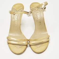 Pre Owned صندل شانيـل معدني و جلد براءات اختراع بيج مقاس 39.5