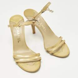 Pre Owned صندل شانيـل معدني و جلد براءات اختراع بيج مقاس 39.5