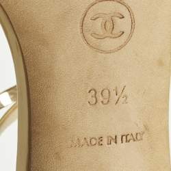 Pre Owned صندل شانيـل معدني و جلد براءات اختراع بيج مقاس 39.5