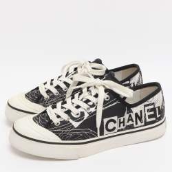 مملوكة مسبقًا حذاء رياضي شانيل مطبوع قماش أبيض/أسود عنق منخفض مقاس 40