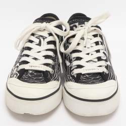 مملوكة مسبقًا حذاء رياضي شانيل مطبوع قماش أبيض/أسود عنق منخفض مقاس 40