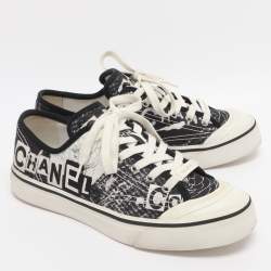 مملوكة مسبقًا حذاء رياضي شانيل مطبوع قماش أبيض/أسود عنق منخفض مقاس 40