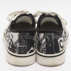 مملوكة مسبقًا حذاء رياضي شانيل مطبوع قماش أبيض/أسود عنق منخفض مقاس 40