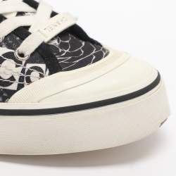 مملوكة مسبقًا حذاء رياضي شانيل مطبوع قماش أبيض/أسود عنق منخفض مقاس 40