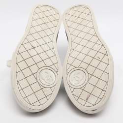 مملوكة مسبقًا حذاء رياضي شانيل مطبوع قماش أبيض/أسود عنق منخفض مقاس 40