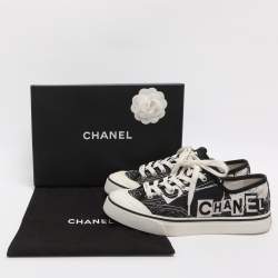 مملوكة مسبقًا حذاء رياضي شانيل مطبوع قماش أبيض/أسود عنق منخفض مقاس 40