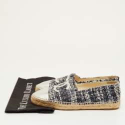 مملوكة مسبقًا حذاء فلات إسبادريل شانيل سي سي جلد معدني فضي/أزرق كحلي وتويد مقاس 39