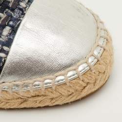 مملوكة مسبقًا حذاء فلات إسبادريل شانيل سي سي جلد معدني فضي/أزرق كحلي وتويد مقاس 39