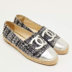 مملوكة مسبقًا حذاء فلات إسبادريل شانيل سي سي جلد معدني فضي/أزرق كحلي وتويد مقاس 39