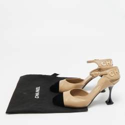 Pre Owned حذاء كعب عالي شانيل مقدمة جلد ومخمل بلون بيج/أسود مع حزام خلفي مقاس 36.5