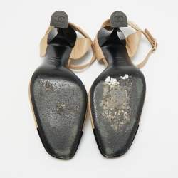 Pre Owned حذاء كعب عالي شانيل مقدمة جلد ومخمل بلون بيج/أسود مع حزام خلفي مقاس 36.5