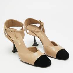 Pre Owned حذاء كعب عالي شانيل مقدمة جلد ومخمل بلون بيج/أسود مع حزام خلفي مقاس 36.5