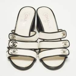 مملوكة مسبقًا صندل شانيل جلد أبيض/أسود بكعب CC مقاس 36