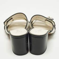 مملوكة مسبقًا صندل شانيل جلد أبيض/أسود بكعب CC مقاس 36