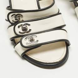 مملوكة مسبقًا صندل شانيل جلد أبيض/أسود بكعب CC مقاس 36