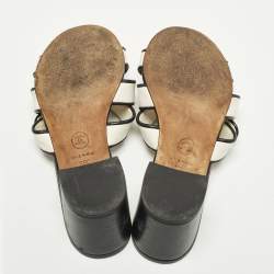 مملوكة مسبقًا صندل شانيل جلد أبيض/أسود بكعب CC مقاس 36