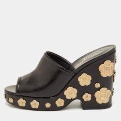 مملوكة مسبقًا صندل إسفين منصة جلد أسود شانيل كاميليا مزين مقاس 40