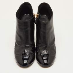 مملوكة مسبقًا Chanel CC Size 40.5 Black Leather and Patent Leather Ankle Length Boots