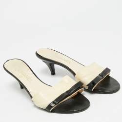 مملوكة مسبقًا Chanel Size 38.5 Black Leather Bow Slide Sandals