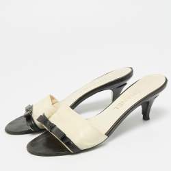 مملوكة مسبقًا Chanel Size 38.5 Black Leather Bow Slide Sandals