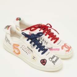 مملوكة مسبقًا حذاء رياضي شانيل وفاريل قماش أبيض مطبوع جرافيتي سي سي منخفص مقاس 40