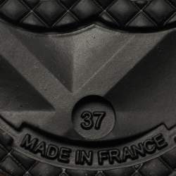 Pre Owned بوت شانيل كاميليا CC مزخرف مطاط أسود مقاس 36