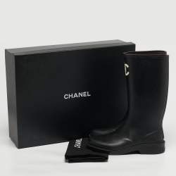 Pre Owned بوت شانيل كاميليا CC مزخرف مطاط أسود مقاس 36