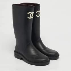 Pre Owned بوت شانيل كاميليا CC مزخرف مطاط أسود مقاس 36