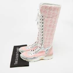 مملوكة مسبقًا حذاء بوت رياضي شانيل طويل الركبة جلد زهري / فضي وتويد مقاس 40