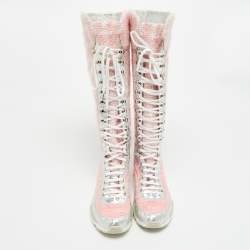 مملوكة مسبقًا حذاء بوت رياضي شانيل طويل الركبة جلد زهري / فضي وتويد مقاس 40