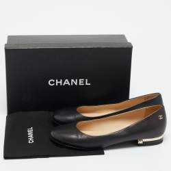 مملوكة مسبقًا حذاء باليرينا فلات شانيل شامواه أسود وجلد براءات اختراع مقاس 38.5