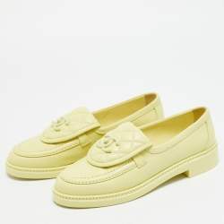 مملوكة مسبقًا Chanel CC Size 37.5 Cream Quilted Leather CC Turnlock Loafers