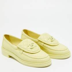 مملوكة مسبقًا Chanel CC Size 37.5 Cream Quilted Leather CC Turnlock Loafers
