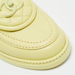 مملوكة مسبقًا Chanel CC Size 37.5 Cream Quilted Leather CC Turnlock Loafers