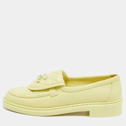 مملوكة مسبقًا Chanel CC Size 37.5 Cream Quilted Leather CC Turnlock Loafers