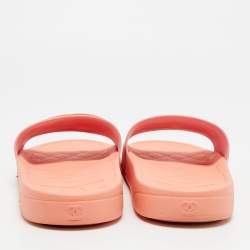 مملوكة مسبقًا صندل سلايد شانيل سي سي بالشعار جلد أسود مقاس 36.5