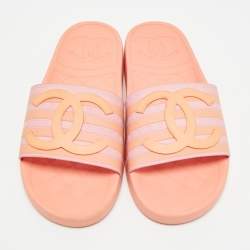 مملوكة مسبقًا صندل سلايد شانيل سي سي بالشعار جلد أسود مقاس 36.5