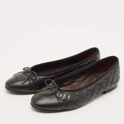 Pre Owned حذاء باليرينا فلات شانيل جلد كارونغ أسود مقدمة سي سي  مزينة بفبونة مقاس 38.5