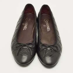 Pre Owned حذاء باليرينا فلات شانيل جلد كارونغ أسود مقدمة سي سي مزينة بفبونة مقاس 38.5