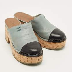 مملوكة مسبقًا Chanel CC Size 40.5 Black/Light Blue Leather Cap Toe Cork Platform Mules